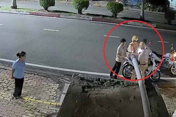 Lực lượng công an khống chế bắt giữ người đàn ông này. Ảnh: Cắt từ clip Cảnh sát giao thông (2).jpg