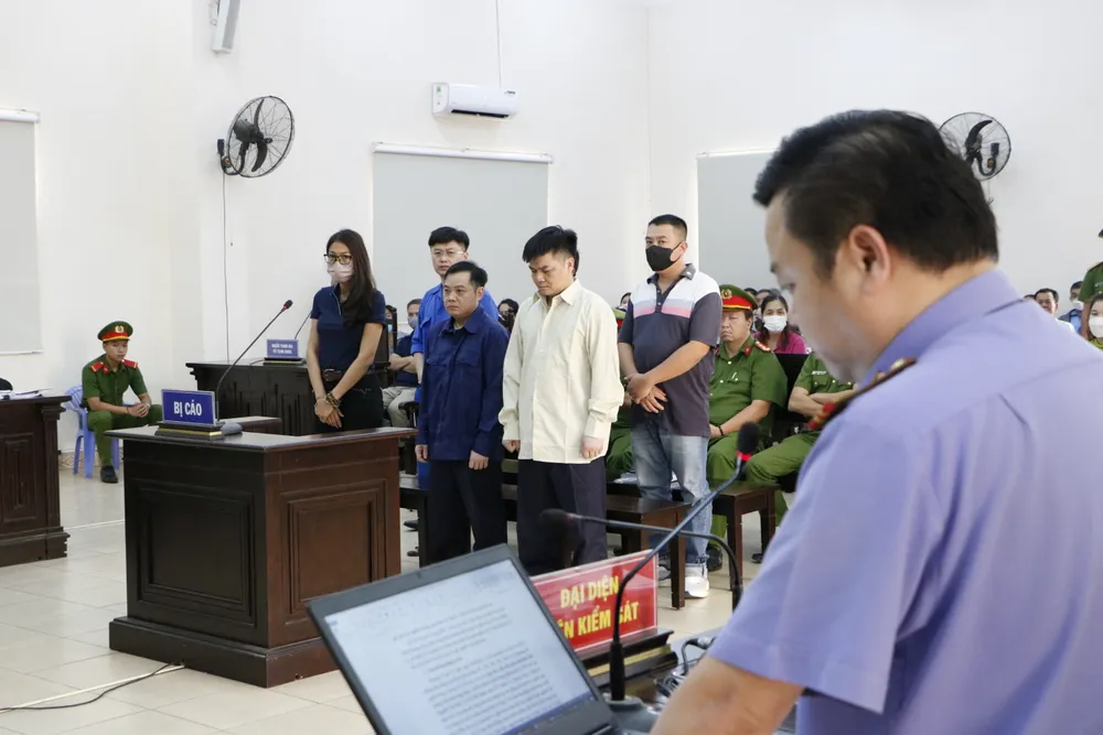 Đại diện VKS công bố bản luận tội đối với 6 bị cáo. Ảnh: LA karaoke An Phú