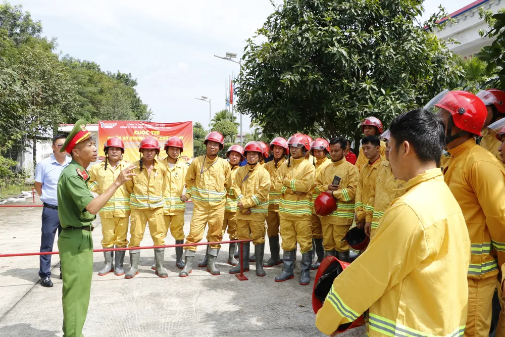 Cuối hội thi, Phòng Cảnh sát PCCC&CNCH, Công an tỉnh Bình Dương đã trao đổi một số lỗi mắc phải để các đội thi rút kinh nghiệm, đồng thời phổ biến thêm một số kiến thức về PCCC cho các đội viên. _MG_1149.JPG
