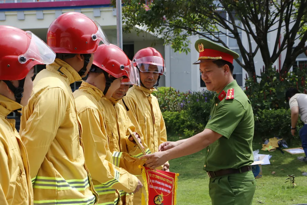 Đại diện Phòng Cảnh sát PCCC&CNCH, Công an tỉnh Bình Dương trao thưởng cho các đội tham gia hội thi. _MG_1227.JPG