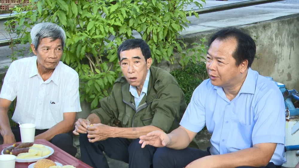 Ông Nguyễn Văn Đông, Bí thư Thành ủy Thủ Dầu Một trao đổi với người dân tại buổi cà phê sáng ở phường Phú Thọ. Ảnh: MN cà phê sáng (1).jpg
