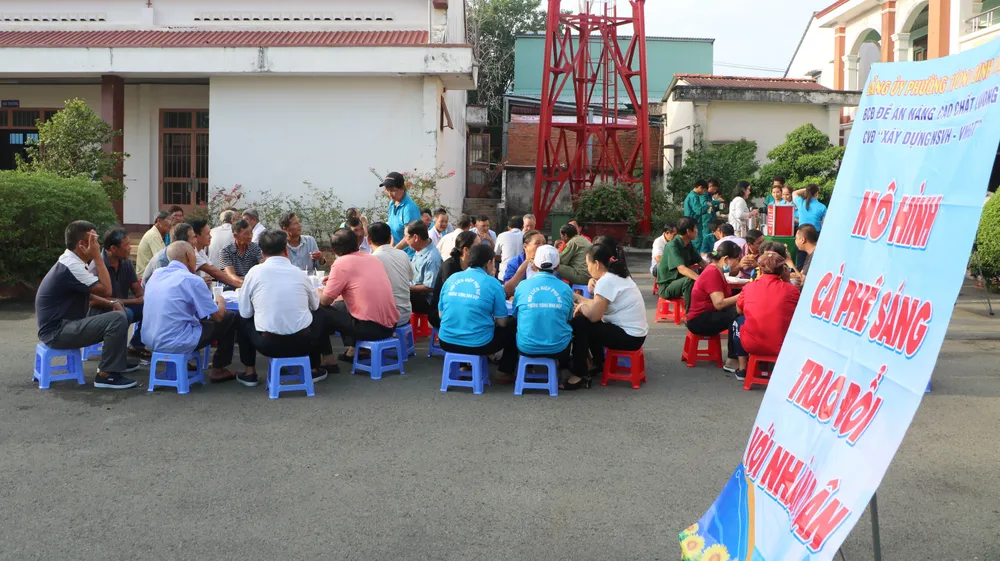 Mô hình “Cà phê sáng-trao đổi với nhân dân” tại phường Tương Bình Hiệp. Ảnh: LA cà phê sáng (2).JPG