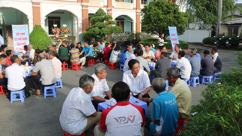 Rất đông người dân đến cà phê sáng cùng lãnh đạo, cán bộ phường Tương Bình Hiệp. Ảnh: LA cà phê sáng (4).JPG
