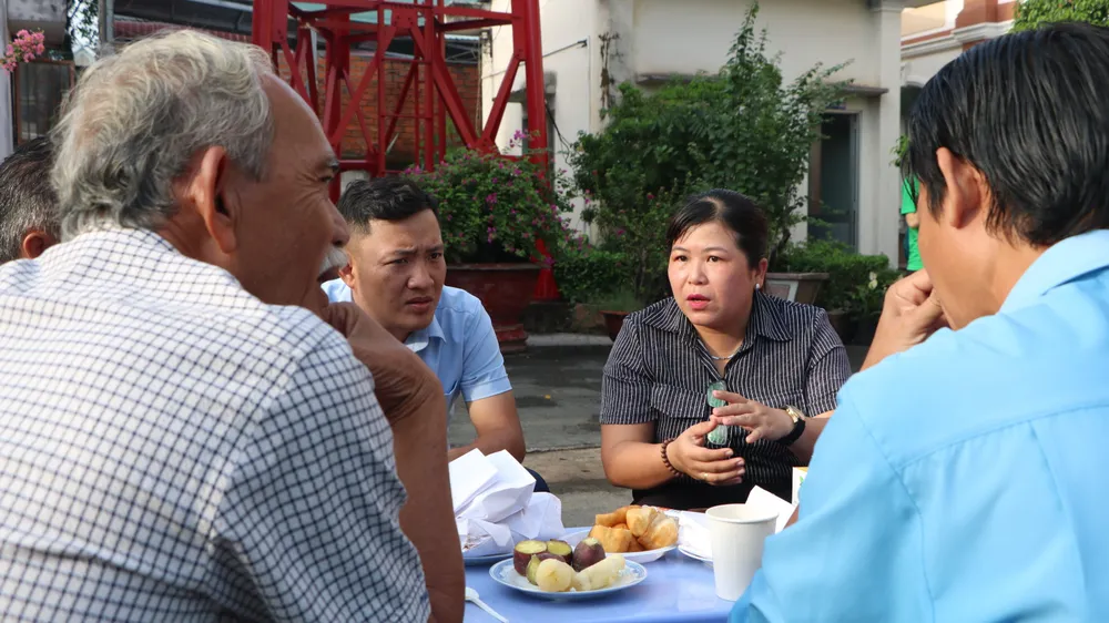 Bà Trương Thị Kiều Chinh, Phó Chủ tịch phường Tương Bình Hiệp trao đổi với người dân trong buổi cà phê sáng. Ảnh: LA cà phê sáng (5).JPG