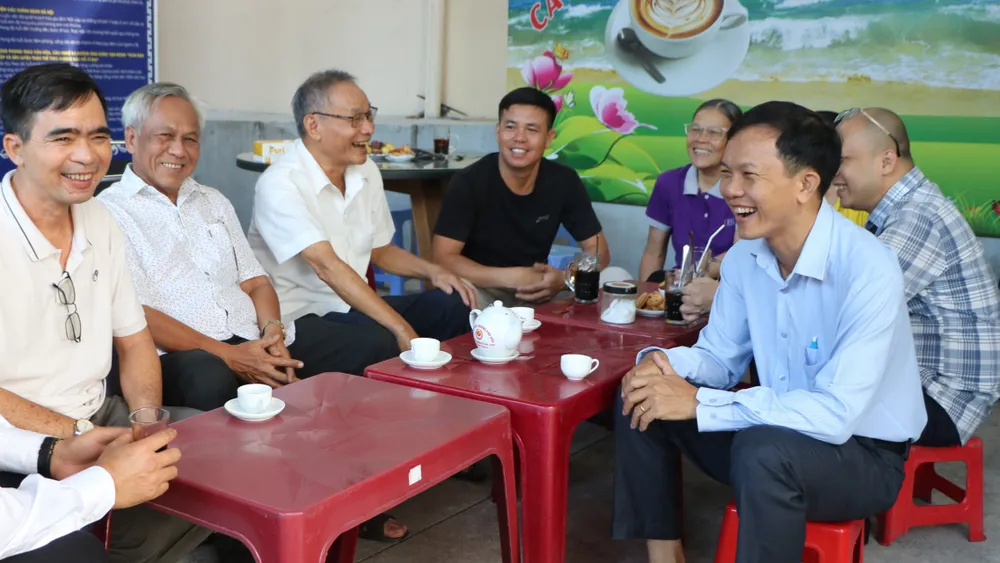 Một buổi cà phê sáng tại khu phố 7, phường Phú Hòa. Ảnh: LA cà phê sáng (6).JPG