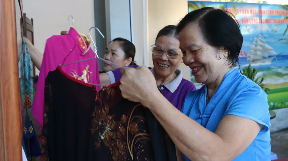 Ngay tại nơi cà phê sáng, Hội LHPN phường Phú Hòa cũng đặt thêm "Tủ áo dài yêu thương-trao hạnh phúc" để chị em phụ nữ đến nhận áo dài miễn phí. Ảnh: LA cà phê sáng (7).JPG