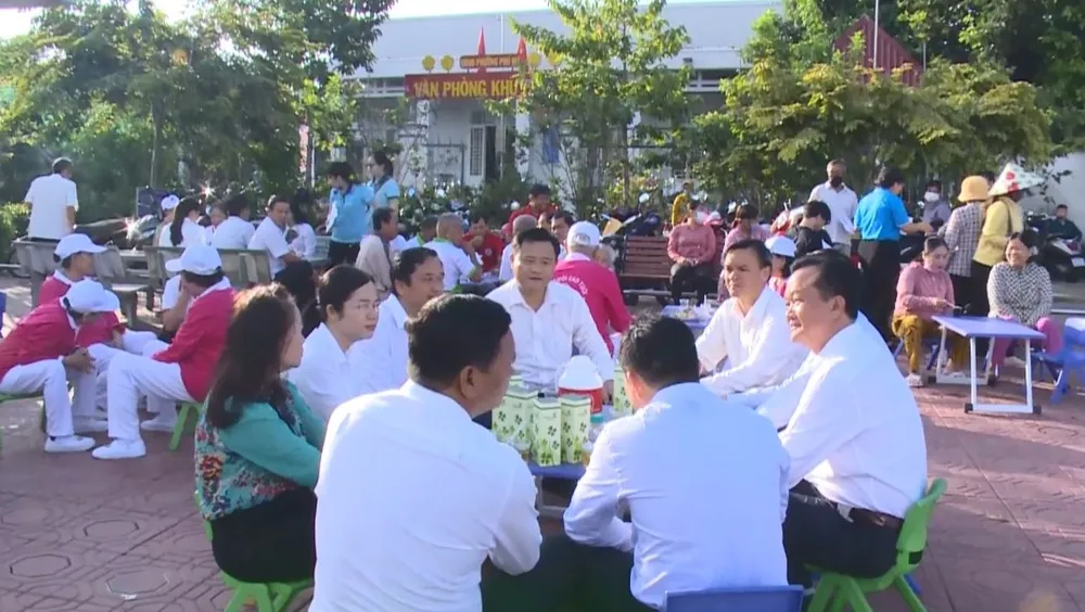 Một buổi cà phê sáng tại phường Phú Mỹ. Ảnh: XT cà phê sáng (8).JPG
