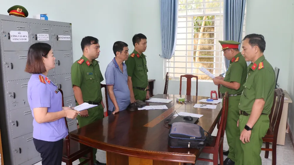 Cơ quan chức năng bắt giữ Huynh vì bán đất ảo, lừa tiền của người dân