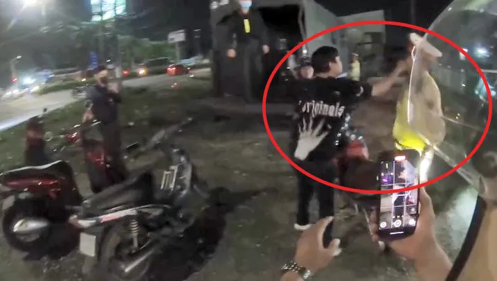 Hành vi đánh CSGT khi bị đo nồng độ cồn, được camera ghi lại. Ảnh: CA nồng độ cồn.jpg
