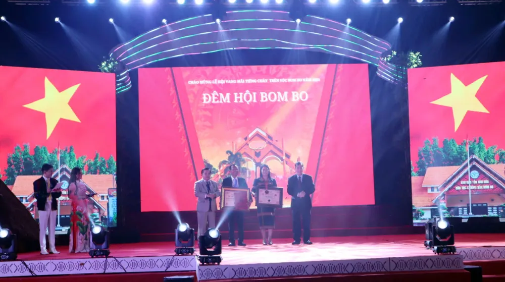 Tổ chức Kỉ lục Việt Nam trao trao chứng nhận Bộ đàn đá và bộ cồng chiêng lớn nhất Việt Nam. Kỉ lục Việt Nam (6).jpg