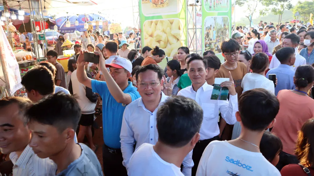 Lễ hội Vang mãi tiếng chày trên sóc Bom Bo thu hút hàng trăm ngàn người về tham dự. Kỉ lục Việt Nam (7).jpg