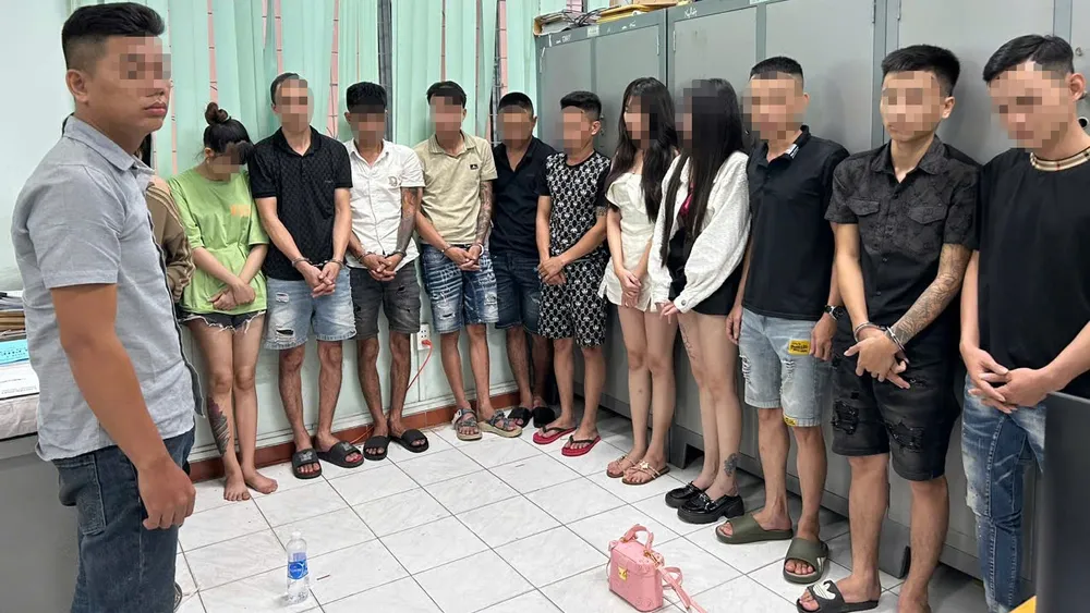 hàng chục thanh niên.jpg