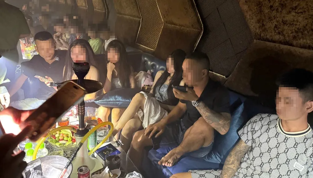 Hàng chục thanh niên nam nữ đang bay lắc trong quán bar ở Bình Dương bị lực lượng công an kiểm tra, phát hiện.