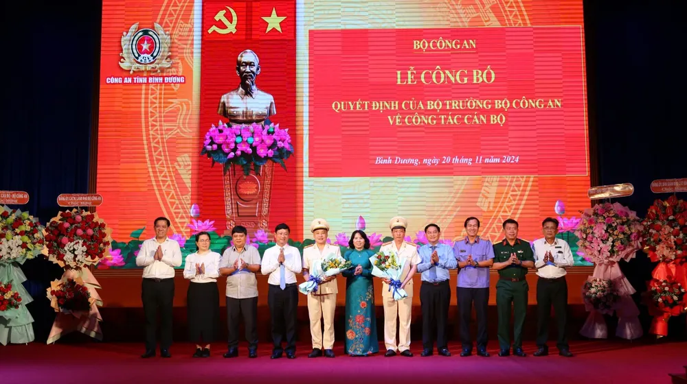 Lãnh đạo tỉnh Bình Dương tặng hoa chúc mừng hai tân Phó Giám đốc Công an tỉnh. Phó Giám đốc (5).jpg