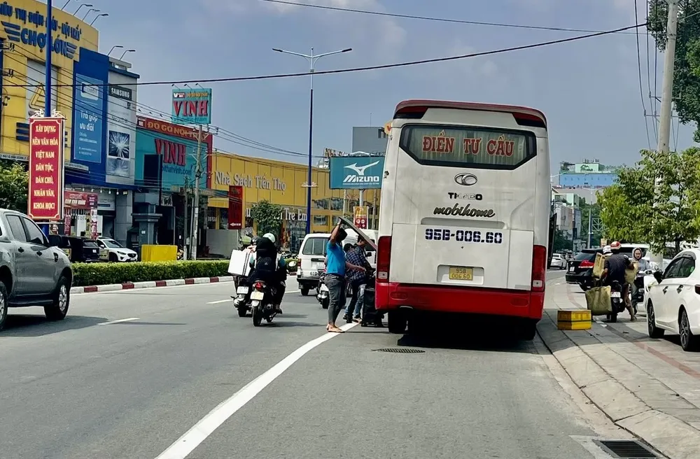 Một số ô tô khách ngang nhiên đón khách dọc đường quốc lộ 13 (đoạn qua Bình Dương) gây nguy hiểm cho người tham gia giao thông. z6058762393387_06bc5e5e95129c028837f9fbc43a9b81.jpg