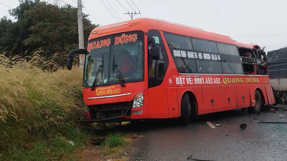 Hai xe khách (4).jpg