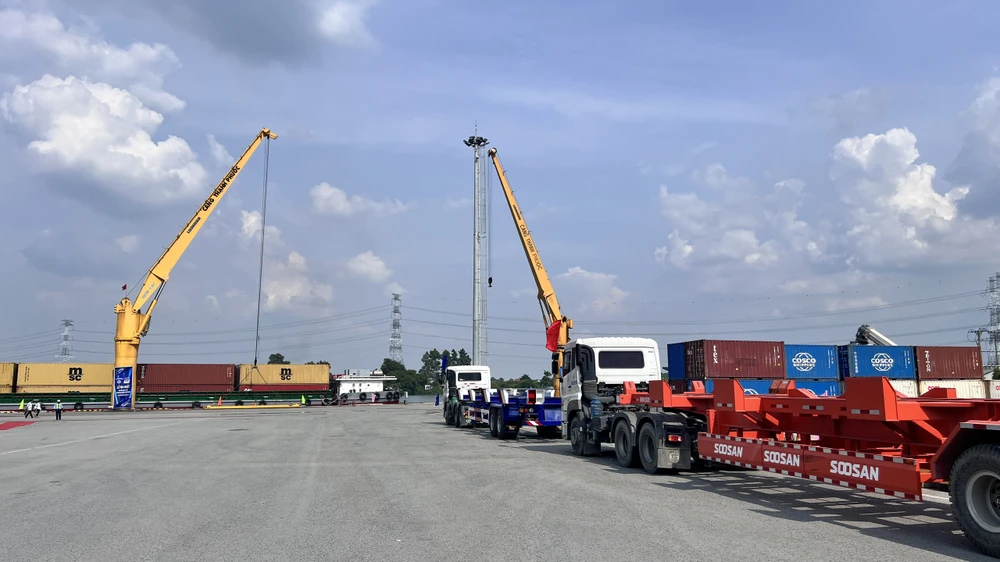 Cảng Thạnh Phước (TP Tân Uyên, tỉnh Bình Dương) là Cảng cạn đầu tiên và duy nhất tại Bình Dương có chức năng giải quyết thủ tục hải quan. Ảnh: LA cảng tổng hợp an tây (6).jpg