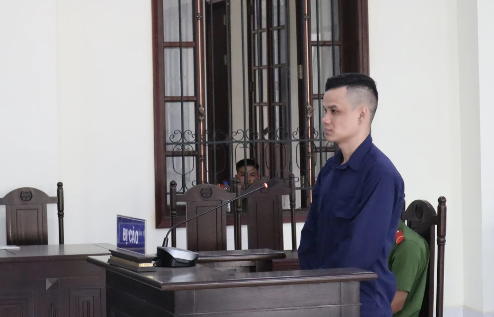 Bị cáo Phạm Văn Chương tại toà. mời bia qua lại