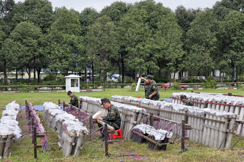 bắn pháo hoa (2).jpg