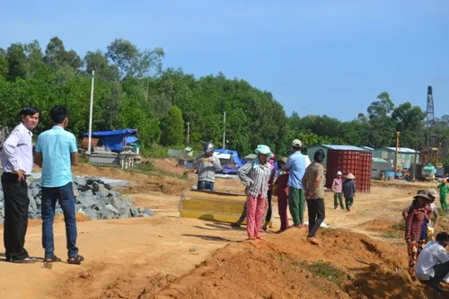 Dân mang quan tài chặn đường cao tốc ảnh 2