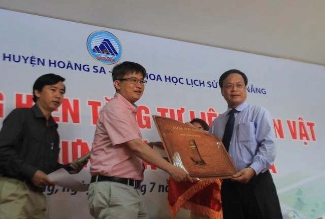 Phát động hiến tặng hiện vật khẳng định chủ quyền Hoàng Sa ảnh 1 TS Trần Đức Anh Sơn tặng bản đồ quý thể hiện chủ quyền của Trung Quốc chỉ tới đảo Hải Nam và khẳng định Hoàng Sa-Trường Sa là của Việt Nam