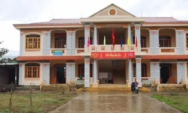 Trụ sở UBND xã Ba, một trong những nơi bị trộm “viếng thăm”. Ảnh: HUY TRƯỜNG