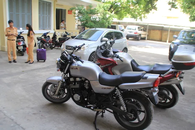 Hai mô tô loại khủng này được vận chuyển từ ga Sài Gòn về Đà Nẵng. Ảnh: LÊ PHI.