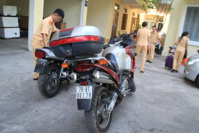 Hai xe mô tô khủng giấy tờ lậu "chui" lên tàu TN4 bị đội 2, Cục CSGT đường bộ - đường sắt phát hiện. Ảnh: LÊ PHI.