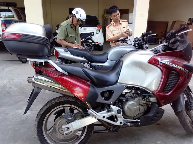 Lập biên bản, nắm lai lịch hai xe khủng này để xử lý. Ảnh: LÊ PHI
