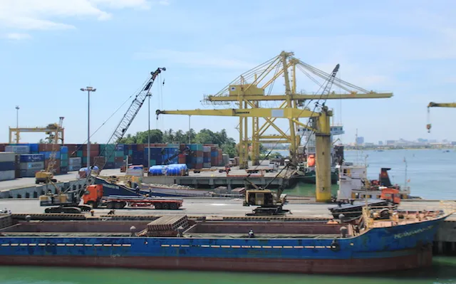 Cảng Tiên Sa vẫn sẽ tăng năng lực bốc xếp hàng hoá lên 12 triệu tấn/năm sau khi từ chối vốn vay ODA. Ảnh: LÊ PHI.