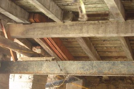 Gầm Chùa Cầu hư hỏng được gia cố.