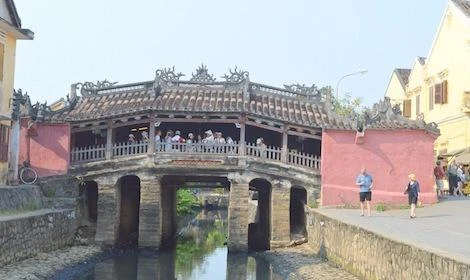 Người dân tham quan Chùa Cầu