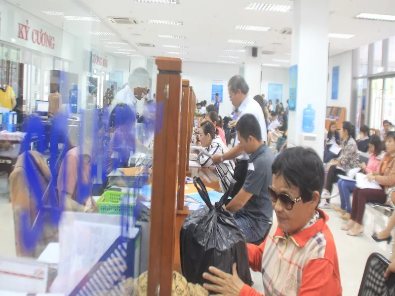 Người dân Đà Nẵng sẽ không còn vất vả đến làm và chờ đợi nhận giấy khai sinh, thẻ bảo hiểm y tế và vào sổ hộ khẩu cho con nữa. Ảnh: LÊ PHI.