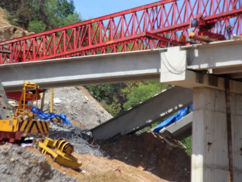 Ba dầm cầu trên cao tốc La Sơn-Túy Loan mới nghiệm thu bị sập gãy ảnh 1 Ba dầm cầu trên cao tốc La Sơn-Túy Loan mới nghiệm thu bị sập gãy ảnh 1