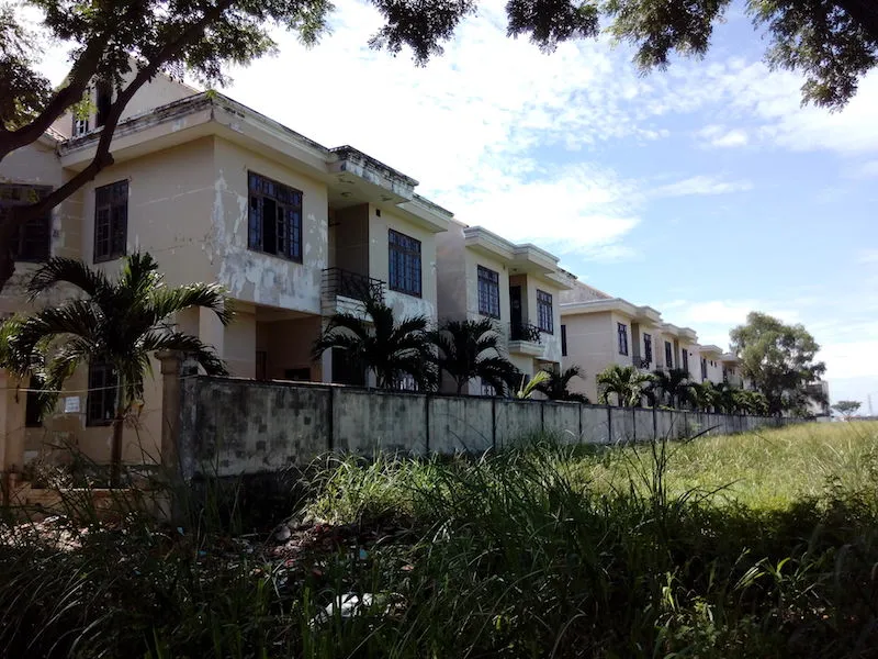 Cảnh hoang tàn, nhếch nhác của khu biệt thự giành cho chuyên gia ảnh 11