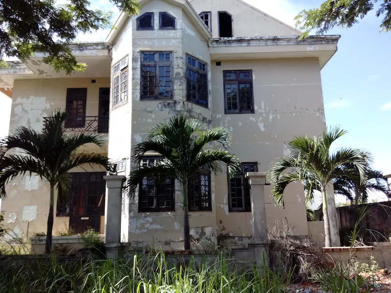 Cảnh hoang tàn, nhếch nhác của khu biệt thự giành cho chuyên gia ảnh 10