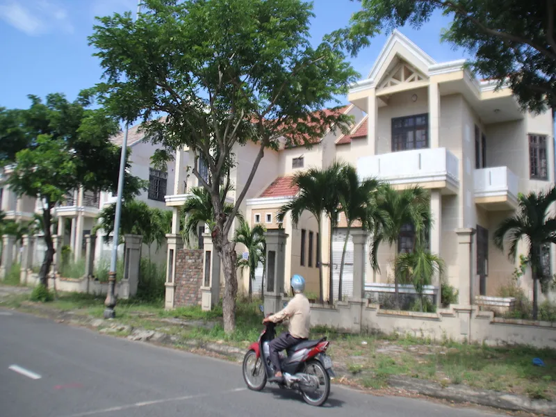 Cảnh hoang tàn, nhếch nhác của khu biệt thự giành cho chuyên gia ảnh 9