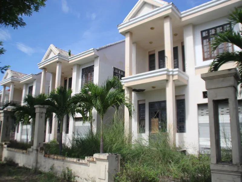 Cảnh hoang tàn, nhếch nhác của khu biệt thự giành cho chuyên gia ảnh 6