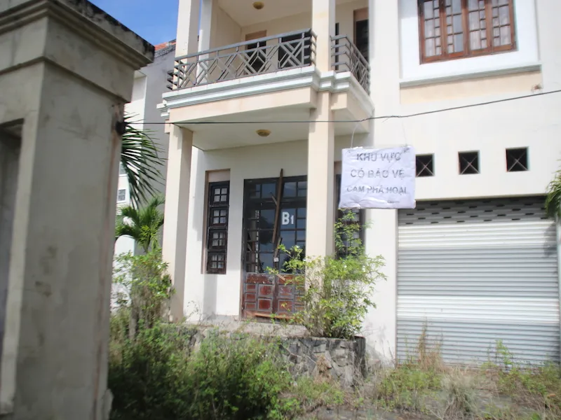 Cảnh hoang tàn, nhếch nhác của khu biệt thự giành cho chuyên gia ảnh 5