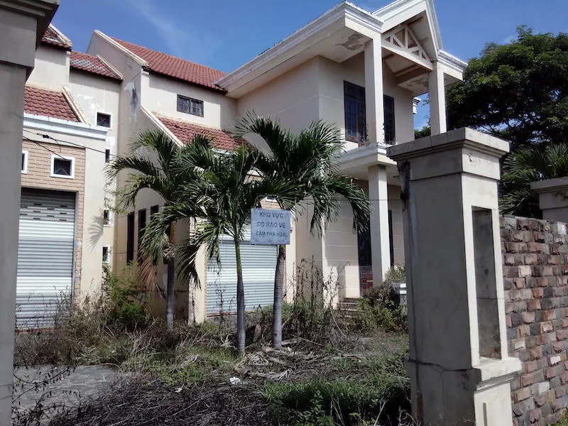 Cảnh hoang tàn, nhếch nhác của khu biệt thự giành cho chuyên gia ảnh 3