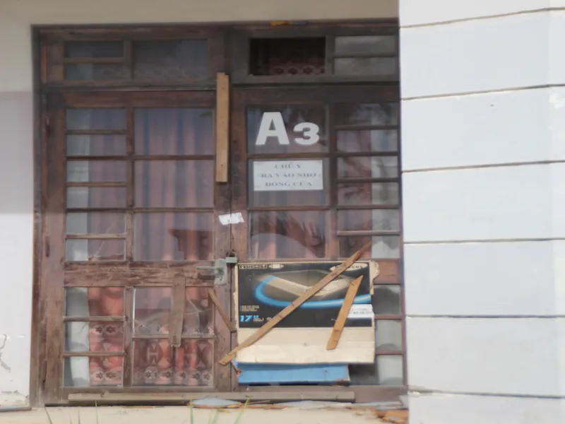 Cảnh hoang tàn, nhếch nhác của khu biệt thự giành cho chuyên gia ảnh 12