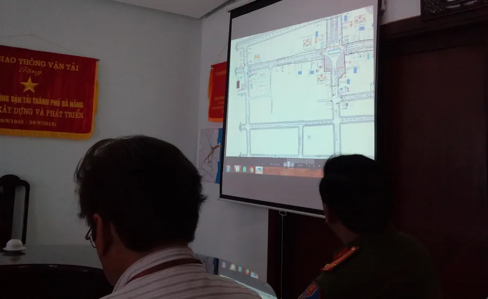 Họp bàn phương án phân luồng giao thông tại nút phía tây cầu sông Hàn khi làm hầm chui. Ảnh: LÊ PHI.