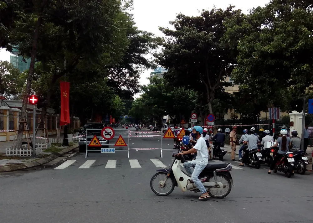 Đà Nẵng phân luồng lại giao thông trên địa bàn khi tiến hành làm hầm chui nút giao thông phía tây cầu Sông Hàn. Ảnh: LÊ PHI.