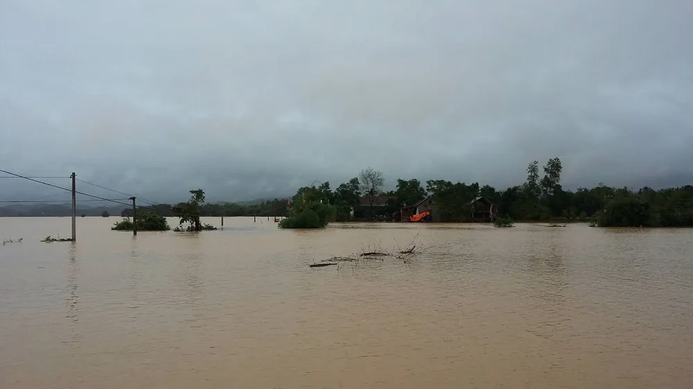 Người dân vùng lũ Quảng Bình, Hà Tĩnh đang cần sự cứu trợ khẩn cấp. Ảnh: Đắc Lam.