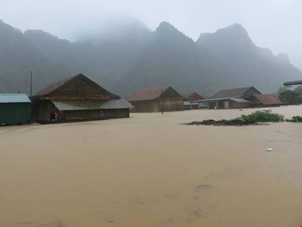 Xã Tân Hoá chìm trong biển nước. Ảnh: M.Vương.