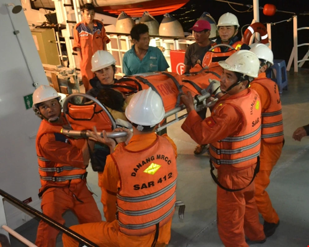 Cấp cứu một ngư dân trên biển Hoàng Sa ảnh 1