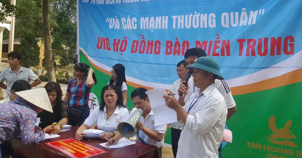 JFC Danang trao hơn 6 tỉ hỗ trợ bà con vùng lũ lụt ảnh 3