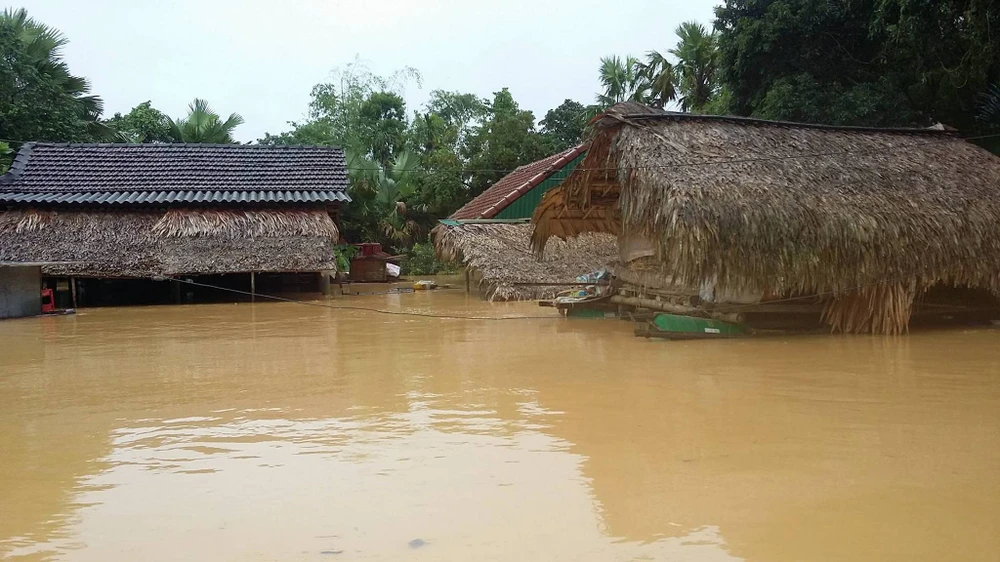 Lũ lại tiếp tục đe doạ từ Nghệ An tới Thừa Thiên-Huế. Ảnh: Lũ nhấn chìm huyện Hương Khê trong đợt lũ vừa qua. Đắc Lam.