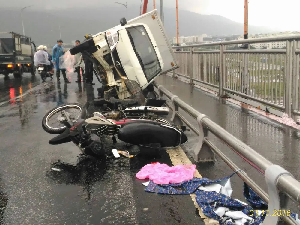 Xe tải húc xe máy lật nghiêng trên cầu Thuận Phước ảnh 1 Xe tải húc xe máy lật nghiêng trên cầu Thuận Phước ảnh 1