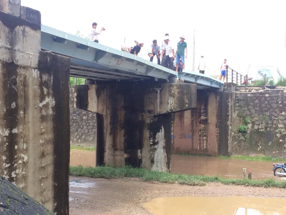 Xe container 'húc' cầu vượt, đường sắt bị tê liệt ảnh 3